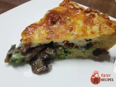 Лоранський пиріг з брокколі, грибами та беконом