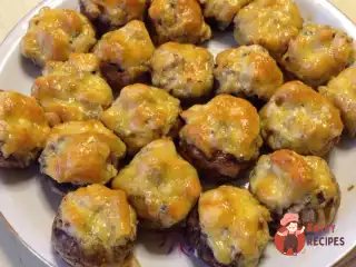 Печериці, фаршировані куркою та сиром