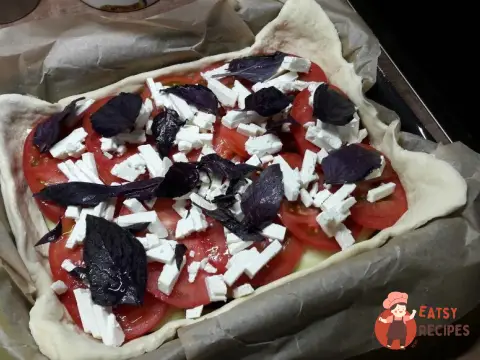 Овочевий пиріг з баклажанами, помідорами та сиром