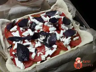 Овочевий пиріг з баклажанами, помідорами та сиром