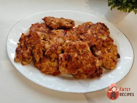 Січені курячі котлети з помідором