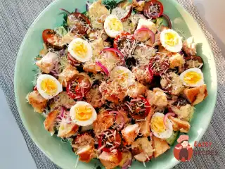 Салат з куркою та перепелиними яйцями в соусі.