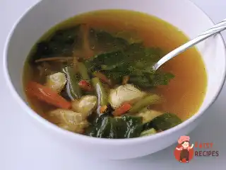 Курячий суп зі стручковою квасолею та шпинатом