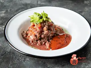 Тартар із яловичини з соусом «Кривава Мері»