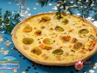 Кіш з червоною рибою, креветками та цибулею порієм