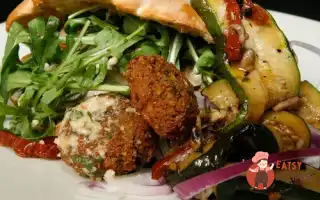 Пита З Пряними М'яСними Кульками, Руколою, Майонезом З Харисою Та Часточками Картоплі