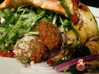 Пита з пряними м'ясними кульками, руколою, майонезом з харисою та часточками картоплі
