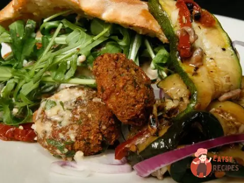 Пита з пряними м'ясними кульками, руколою, майонезом з харисою та часточками картоплі