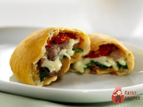 Кальцоне з шинкою та сиром під соусом маринару