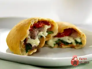 Кальцоне з шинкою та сиром під соусом маринару