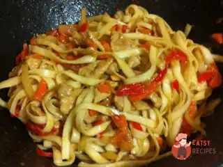 Яєчна китайська локшина вок зі свининою