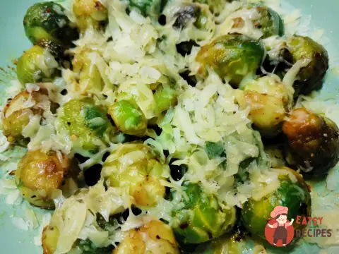 Брюссельська капуста на сковороді із сиром
