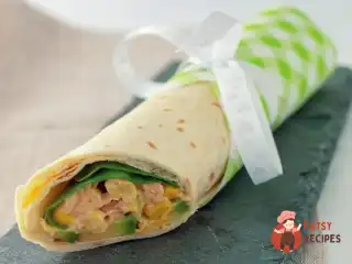 Рулет з лаваша з тунцем та кукурудзою.
