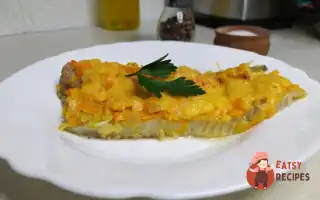 Минтай у духовці з овочами та сиром