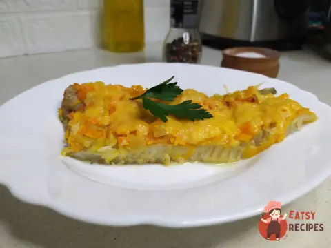 Минтай у духовці з овочами та сиром