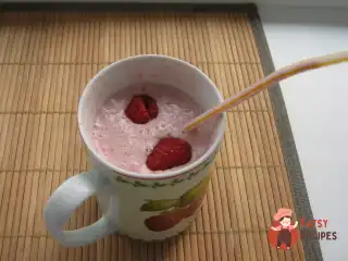 Коктейль з малиною та морозивом