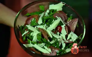 Теплий Салат З Рукколою, Помідорами Чері, Смаженими Ковбасками Сальчичон Та Пармезаном