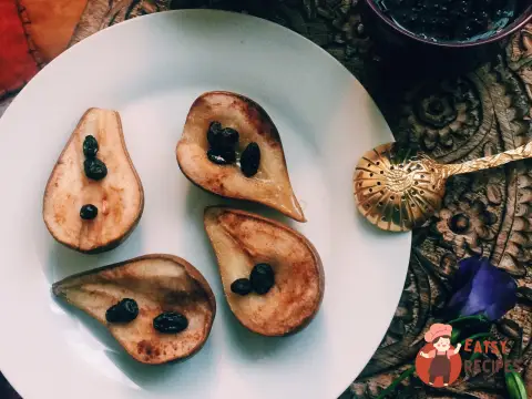 Печені груші з родзинками та медом
