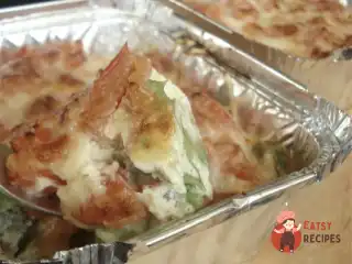 Запечені авокадо з помідорами під яєчно-вершковим соусом