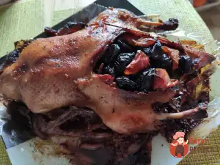 Качка з чорносливом у апельсиновому маринаді