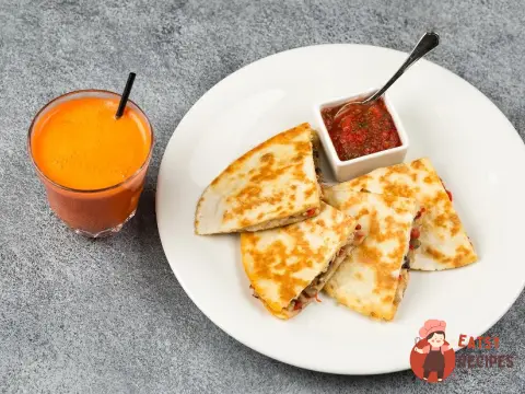 Кесаділля з куркою та печерицями
