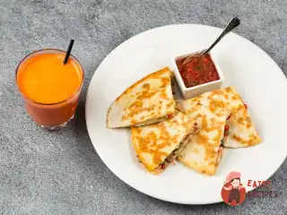 Кесаділля з куркою та печерицями