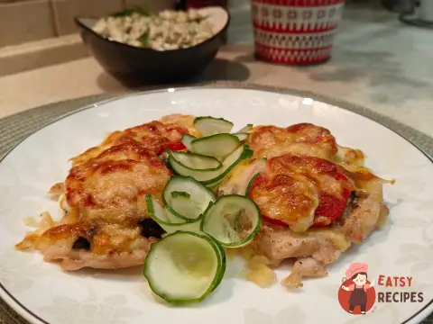 Куряче філе з печерицями, помідорами та сиром
