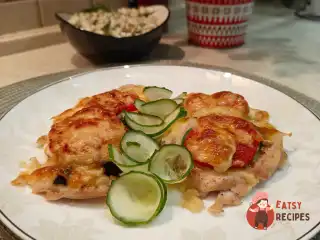 Куряче філе з печерицями, помідорами та сиром