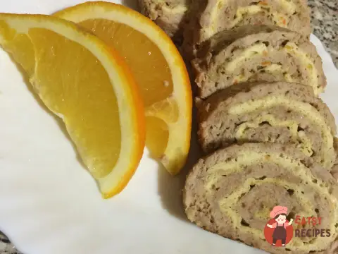 М'ясний рулет із фаршу з яйцем