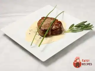 Яловичі стейки з соусом із блакитного сиру та маслин