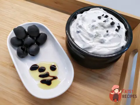 Сир "Філадельфія" з маслинами