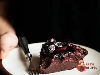 Клафуті з вишнею та лимонною цедрою