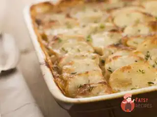 Картопля, запечена з яйцями, сиром та молоком