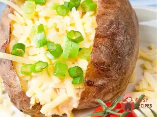 Картопля в мундирі, фарширована цибулею-пореєм та сирами