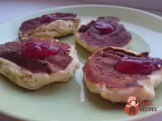 Сирні оладки з яблуками