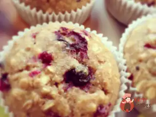 Пісні вівсяні мафіни з червоною смородиною