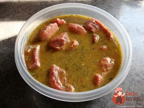 Маринад для м'яса з пряними травами та лимонною цедрою