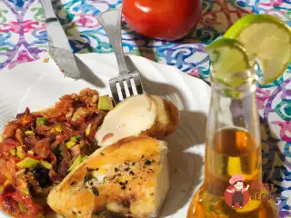 Курка з чатні з цибулі та авокадо