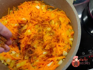 Крок 7: Паштет з курячої печінки з овочами та яйцями
