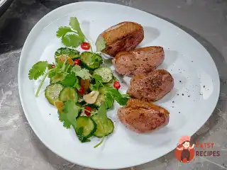 Качина грудка з салатом з огірків