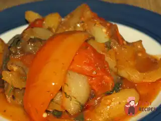 Смажений болгарський перець з помідорами.