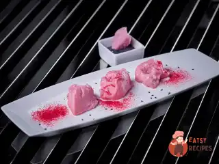 Повітряна меренга з кремом із чорного кунжуту.