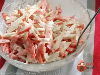 Крабовий салат з помідорами та солодким перцем