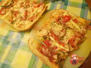 Швидка піца з копченою куркою та грибами