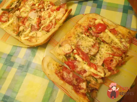 Швидка піца з копченою куркою та грибами