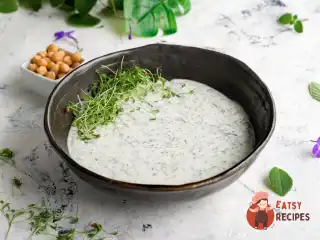 Холодний суп з айраном, мацоні та зеленню