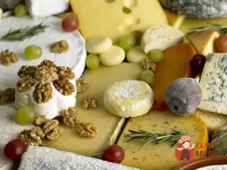Сирна тарілка зі свіжим інжиром