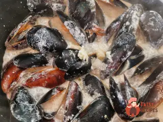 Крок 4: Мідії у часниково-вершковому соусі з лимонним соком
