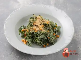 Салат кейл з копченим нутом та сирними дріжджами