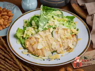 Теплий салат з куркою і баже з мигдалю